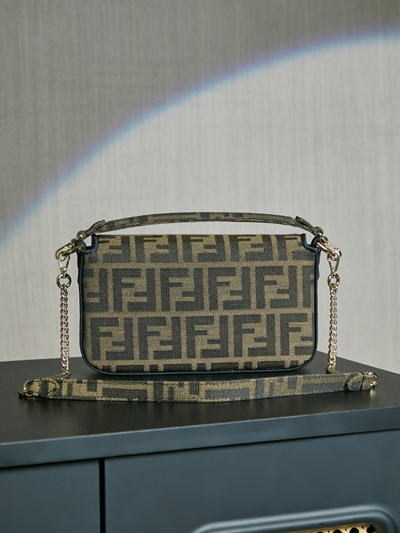 フェンディバッグ側面デザイン